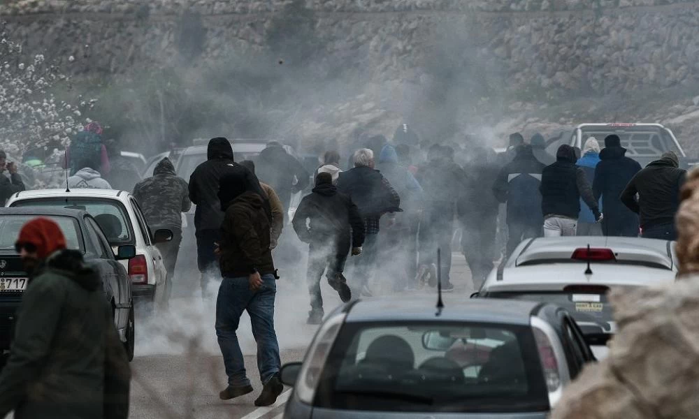 21 συλλήψεις για τις επιθέσεις εναντίον των ΜΑΤ σε Χίο - Λέσβο